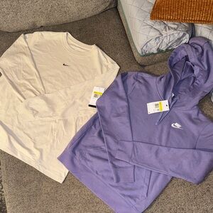 Nike Lot of 2. Cream Long Sleeve graphic tee and purple logo hoodie. SIZE SM